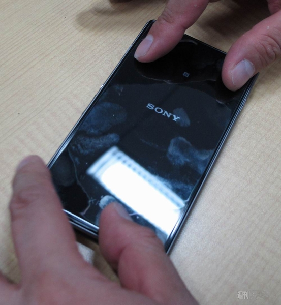 Xperia Z1購入前に入手しておきたい究極保護強化ガラスを貼ってみた