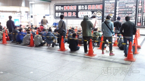 ネットで売り切れ続出『PlayStation4』予約販売にヨドバシAkibaにて約100人の列！