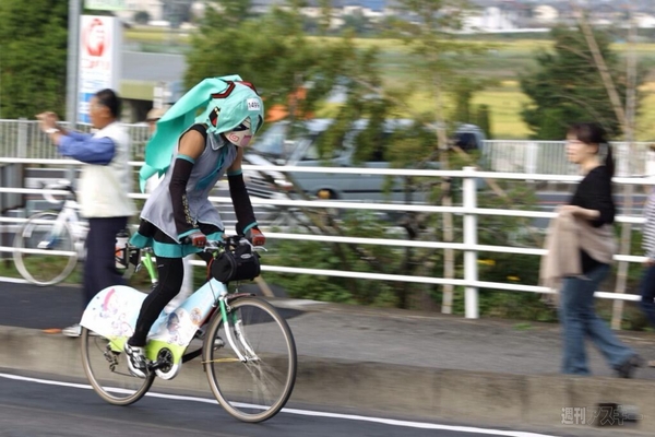 自転車レースでママチャリ乗りの初音ミクが暴走、その正体u201cキクミミu201dっ 