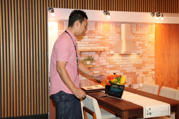 新形状のYOGA TABLETや多数の参考展示もお披露目されたレノボ新製品発表会