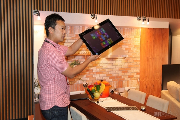 新形状のYOGA TABLETや多数の参考展示もお披露目されたレノボ新製品発表会