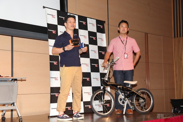 新形状のYOGA TABLETや多数の参考展示もお披露目されたレノボ新製品発表会