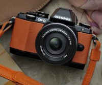 オリンパス『OM-D E-M10』に限定グリップカラーのセットモデルが登場
