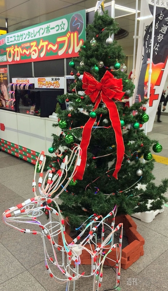 ミニスカサンタとぴか～る体験っ☆ アキバ駅で週アス付録イベント開催中