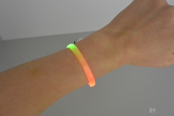 光るUSBケーブル