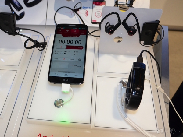 “LINEで話す”家電とwebOS搭載スマートテレビを触ってきた（LG編）：CES2014