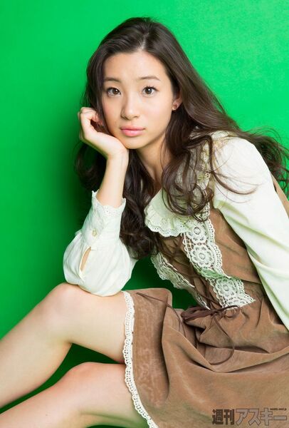 968号表紙の人・足立梨花