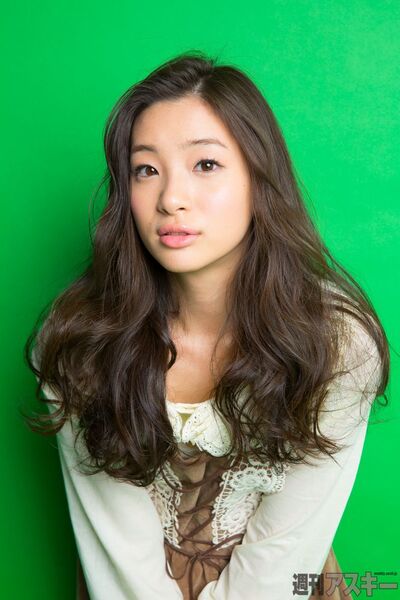 968号表紙の人・足立梨花