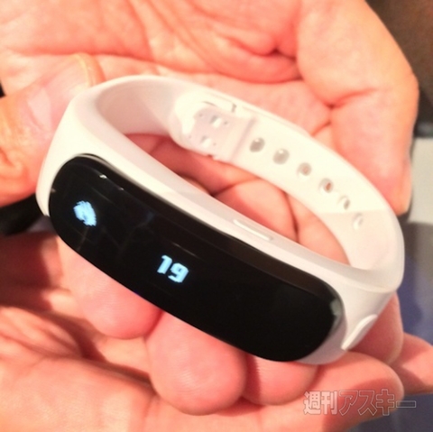 ファーウェイ、超軽量7型タブMediaPad X1、ヘッドセット一体リストバンドを日本発売（速報）：MWC2014