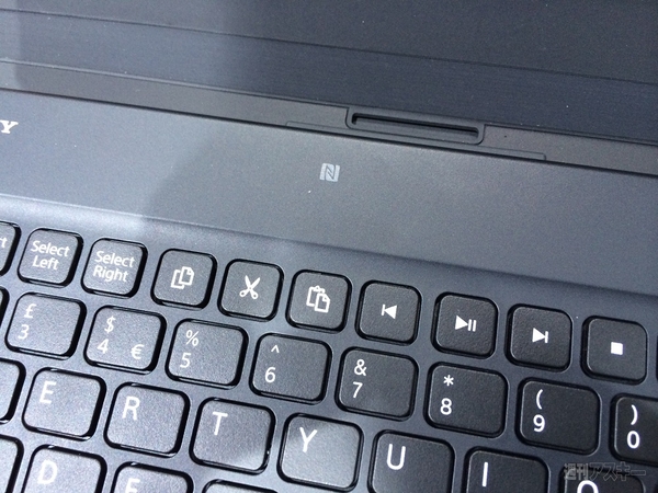 Xperia Z2 タブレット専用ソニー純正アクセサリー