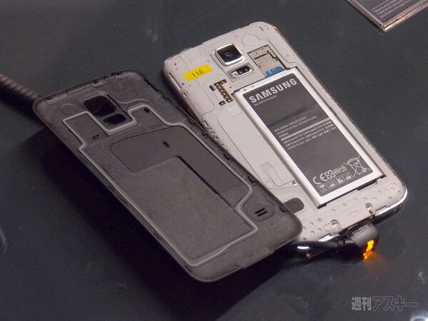 Xperia Z2とGALAXY S5、どちらが買いか実機でチェック：MWC2014