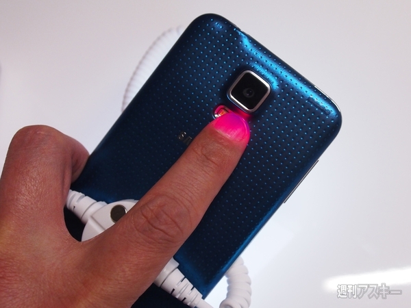 Xperia Z2とGALAXY S5、どちらが買いか実機でチェック：MWC2014