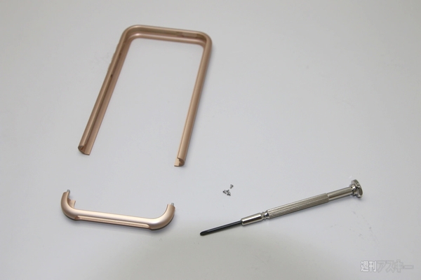 触り心地がたまらない！ 超々高級ジュラルミン製iPhoneケースをはめてみた