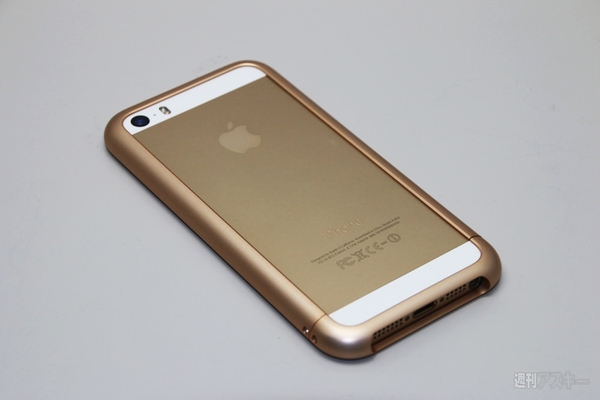 触り心地がたまらない！ 超々高級ジュラルミン製iPhoneケースをはめてみた