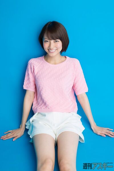 976号表紙の人・梨里杏