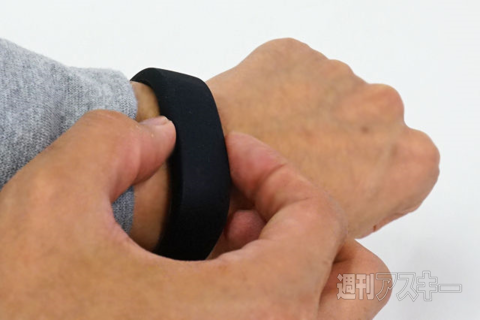 ウェアラブルバンド『Smartband SWR10』を身につけて自分のライフログを残そう！