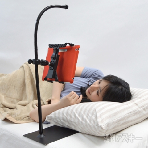 横向き＆仰向け ゴロ寝スタンド「ちょっと持って手！」