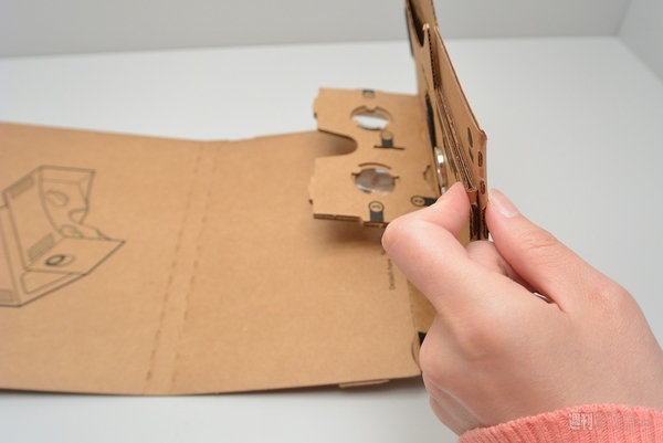 グーグルのダンボール製ヘッドマウントディスプレー