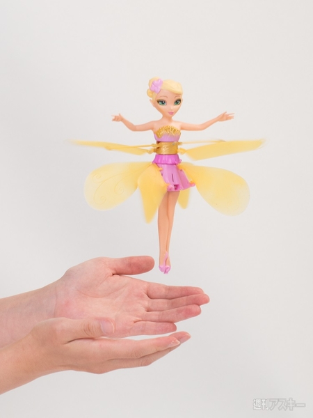手の上でホバリングする人形『フラッターバイフェアリー』を遊びつくし