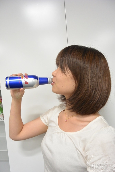 大容量のレッドブル・エナジードリンク330ml アルミボトル版をゴキュゴキュと実飲した - 週刊アスキー