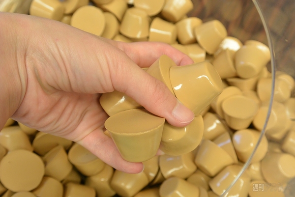 『ピノ アーモンド味』をつかみ取り