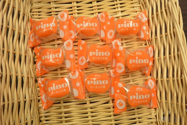 『ピノ アーモンド味』をつかみ取り