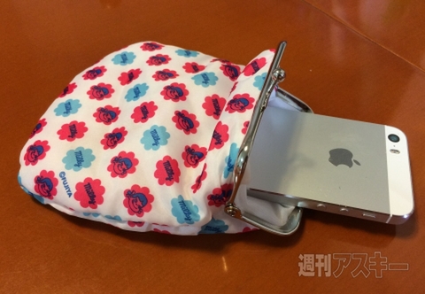 不二家でもらえるミルキーがまぐちポーチにiPhone5sがスッポリ入って超