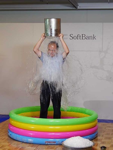 ソフトバンクの孫社長が氷水をかぶったので動画を撮ってみた