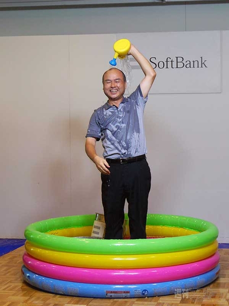 ソフトバンクの孫社長が氷水をかぶったので動画を撮ってみた
