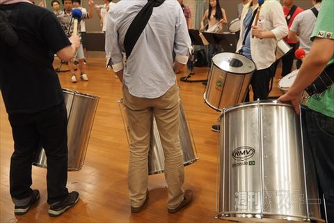 ガンホー・サンバカーニバルチームに密着取材!【その2】 バテリアでアゴゴを叩いちゃいます！