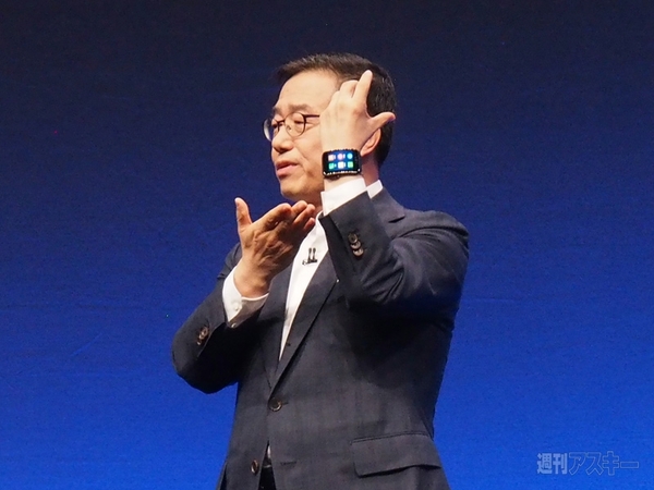 サムスンの“腕スマ”と新ヘッドマウントディスプレーの装着感を体験