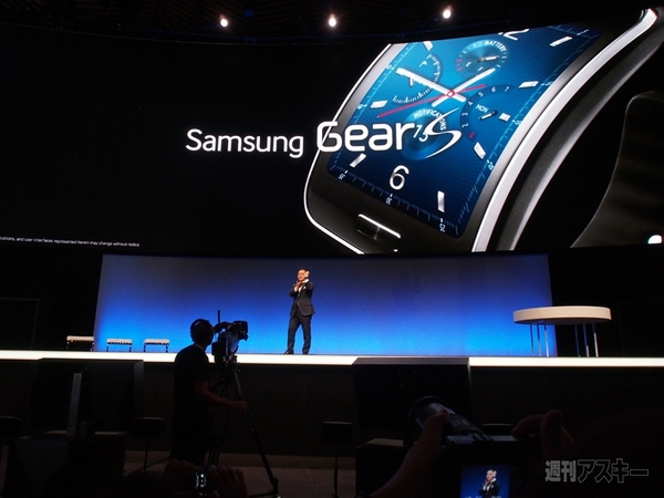 サムスンの“腕スマ”と新ヘッドマウントディスプレーの装着感を体験