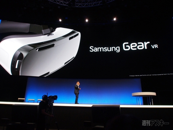 サムスンの“腕スマ”と新ヘッドマウントディスプレーの装着感を体験