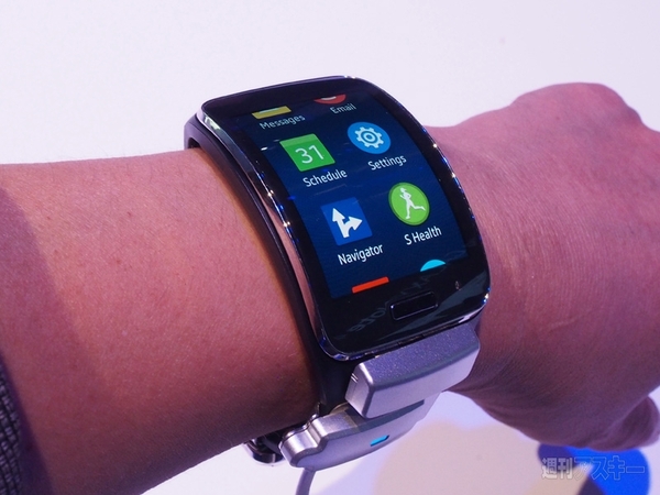 サムスンの“腕スマ”と新ヘッドマウントディスプレーの装着感を体験