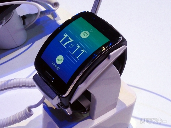 サムスンの“腕スマ”と新ヘッドマウントディスプレーの装着感を体験