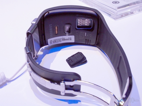 サムスンの“腕スマ”と新ヘッドマウントディスプレーの装着感を体験