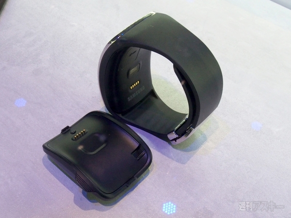 サムスンの“腕スマ”と新ヘッドマウントディスプレーの装着感を体験
