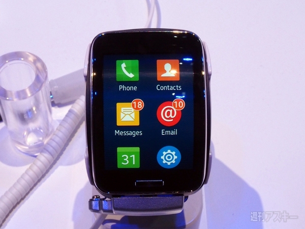 サムスンの“腕スマ”と新ヘッドマウントディスプレーの装着感を体験