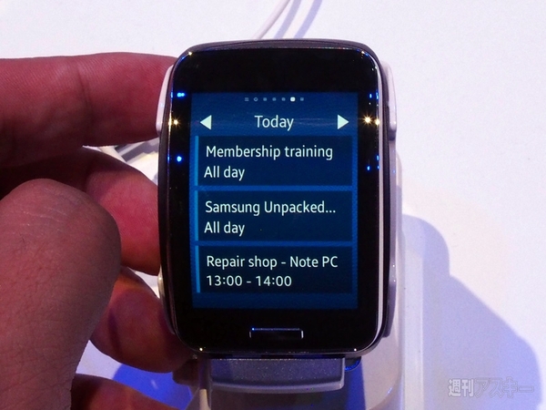 サムスンの“腕スマ”と新ヘッドマウントディスプレーの装着感を体験