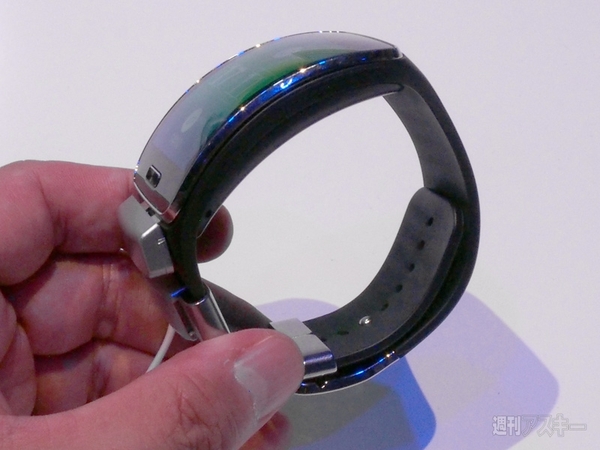 サムスンの“腕スマ”と新ヘッドマウントディスプレーの装着感を体験