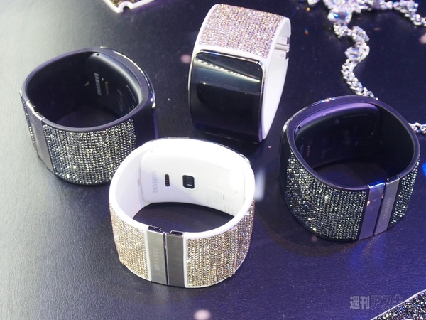 サムスンの“腕スマ”と新ヘッドマウントディスプレーの装着感を体験