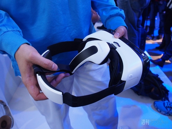 サムスンの“腕スマ”と新ヘッドマウントディスプレーの装着感を体験