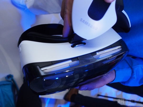 サムスンの“腕スマ”と新ヘッドマウントディスプレーの装着感を体験
