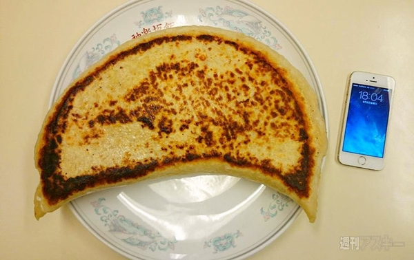 神楽坂飯店のジャンボ餃子