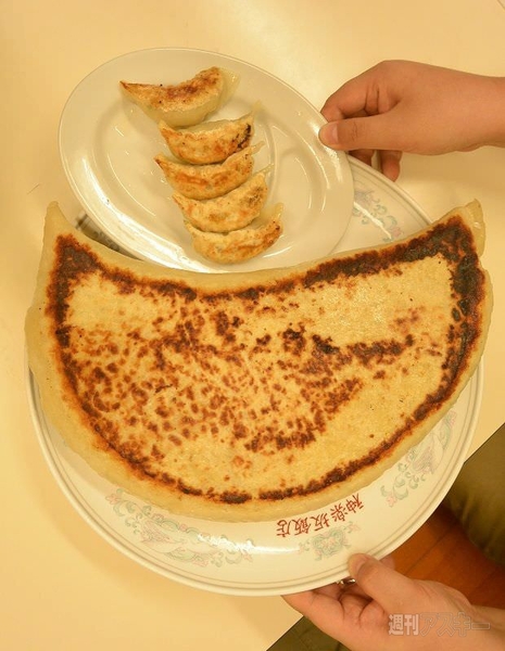 神楽坂飯店のジャンボ餃子