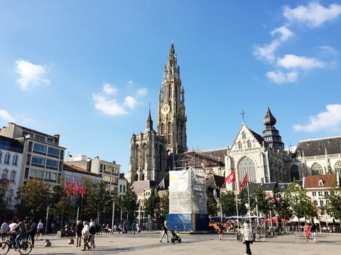 BASEのプリペイドLTEでアントワープを旅する