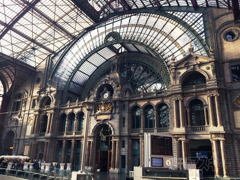 BASEのプリペイドLTEでアントワープを旅する