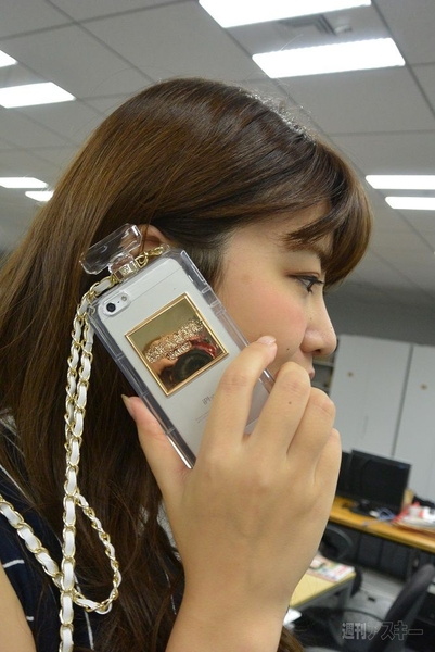 香水ボトルふうのスマホケース