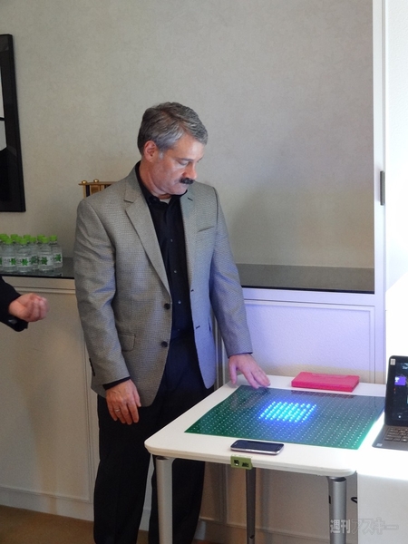 ワイヤレス化を推し進めるインテル RealSense＆Rezenceデモ