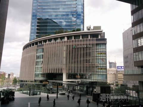 Tech Institute 神は雲の中にあられる